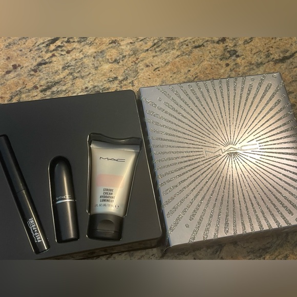 MAC Cosmetics
MAC Run the Show Kit - Picture 3 of 5